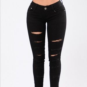 *NEVER WORN* Fashion Nova black distressed jeans
